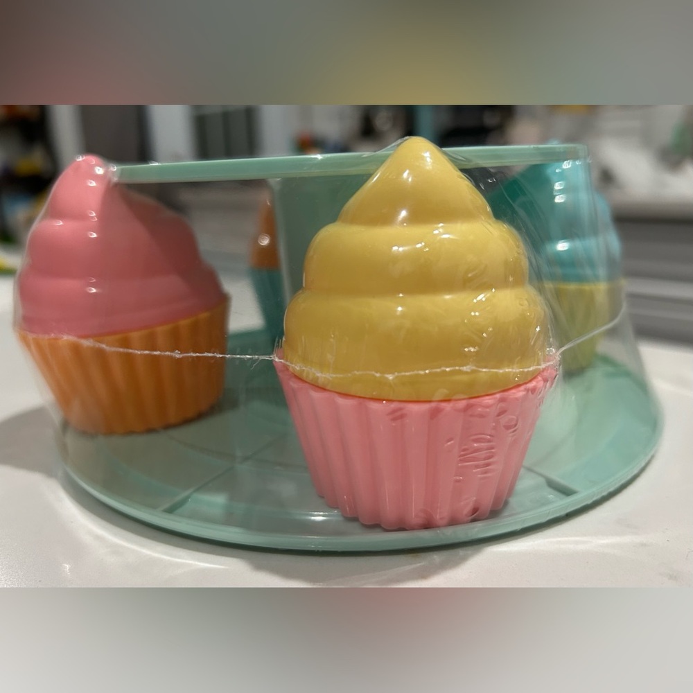 Cupcake play set NWT